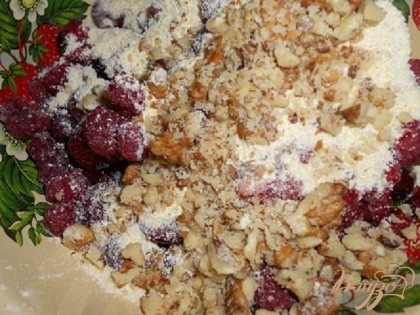 В ягоды(у меня вишня и малина)добавить кукурузную муку,орехи,размягченное масло,перемешать.