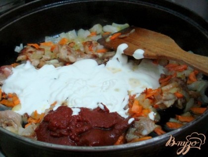 Обжариваем мясо, добавляем лук и морковь, а в конце жарки томатную пасту и сметану.Жарим вместе 3-4 минуты, затем отправляем к капусте.