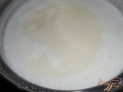 Ставим кипятить молоко, когда закипит нужно чтобы оно покипело около 15 мин., рядом делаем карамель, плавим сахар, когда сахар расплавиться, заливаем карамель маленькими порциями в кипящее молоко - по одной чайной ложке добавлять, так как молоко бурлит при добавлении карамели, затем когда всю карамель влили, помешиваем и варим молоко пока карамель полностью не расстворится, затем делаем средний огонь и пусть кипит по тихоньку около 1,5-2 часов