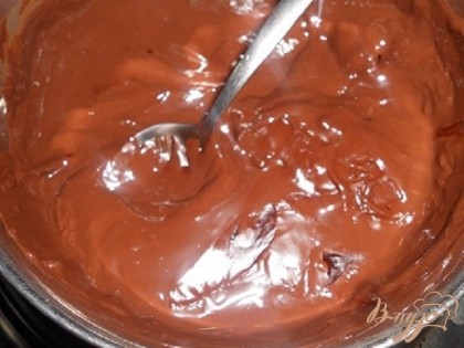 Растопить шоколад на водяной бане,когда сгущенка уже готова смешать ее с перетертыми орехами,добавить шоколад и поставить на водяную баню и начать взбивать миксером или блендером около 5 мин. взбивать.