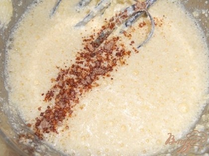 Размягченное масло растереть с сахаром(120 Г.) и яйцами, добавить ванильный сахар и корицу.Добавить муку и разрыхлитель, перемешать.