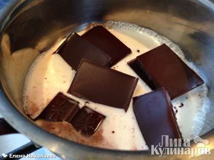 Делаем глазурь: растапливаем шоколад вместе со сливками и сливочным маслом