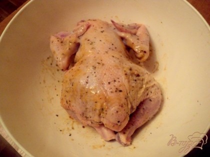 Курицу посолить поперчить, посыпать специями для курицы, смазать горчицей, смешанной с 1 ст.ложкой растительного масла. Оставить на 20-30мин для маринования.
