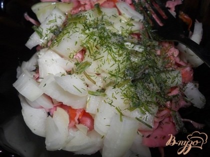 Легко можно сделать салатик с готовой капусты, нужно добавить порезанный лучок,немного ароматного масла и зелени,перемешать и готово.