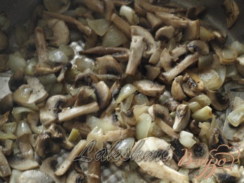 Обжарить грибы с луком на сливочном масле,а затем измельчить в комбайне до пастообразного состояния.