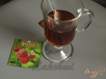 Пакетик чая залить кипятком(пол стакана).Можно использовать любой чёрный чай - листовой,гранулированный.