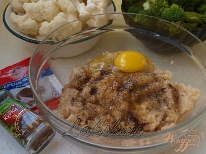 Приготовить фарш:в комбайне измельчить куриное филе с луком,добавить натёртый картофель,яйцо,соль и перец.Хорошо перемешать.