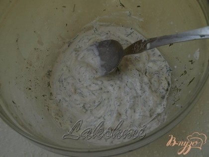 Приготовить заливку:смешать сметану,нарезанный укроп,соль,сливки и яйцо.Хорошо взбить до однородной массы.