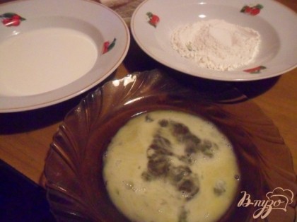 Приготовить три тарелки. В одной взбить вилкой со щепоткой соли яйцо, во вторую насыпать присоленную муку, в третью - налить молоко.