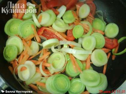 На этой же сковороде обжарить быстро овощи (чтобы слегка припеклись)