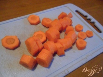 Морковь очистить, вымыть, нарезать толстыми кольцами и добавить к луку.