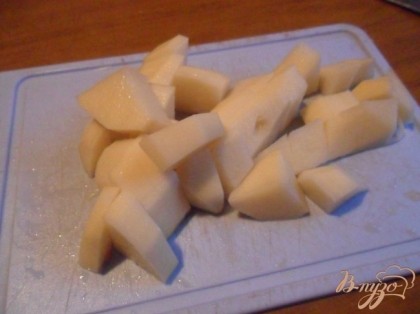 Картофель очистиь, нарезать кубиками.