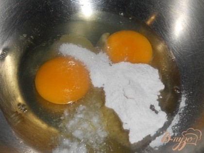 В миску вбить яйца, добавить ваниль и сахарную пудру и взбить.