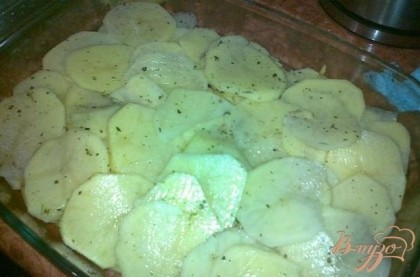 Накрываем другим слоем картофеля и снова посыпаем сыром и накрываем последним слоем картофеля заливаем горячими сливками.