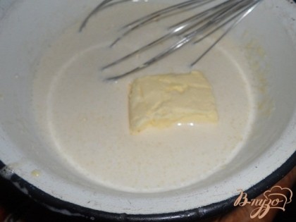 Отдельно отлить пару ложек яичной смеси и добавить муку,растереть до однородности, влить в желтковую массу.Добавить сливочное масло и поставить на водяную баню.