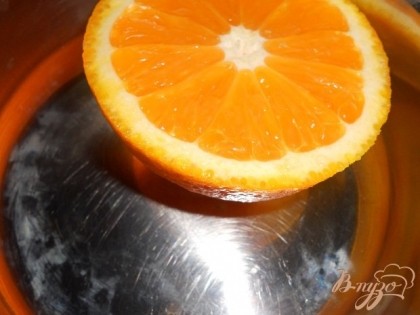С апельсина выдавить сок и подогреть до кипения не кипятить.