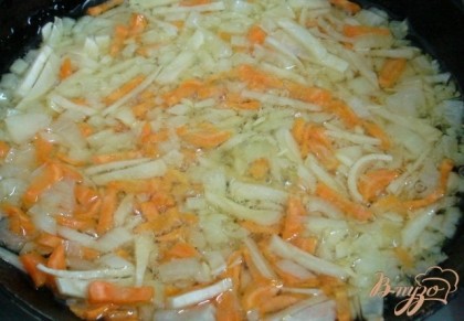 Картофель порезать кубиками и поставить вариться в бульоне. Морковь, петрушку и лук поджарим до мягкости.