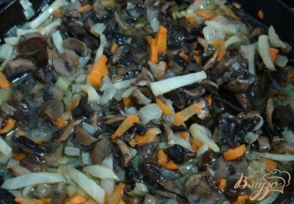 К луку и моркови добавим грибы и немного пожарим вместе.