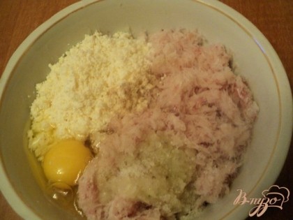 Филе трески из мельчить на мясорубке или блендере вместе с луком и чесноком. Добавить творог, яйцо, муку и специи.