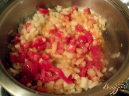 Яблоки и помидор очистить от кожицы ( помидор предварительно залить на 1-2 мин кипятком), порезать мелким кубиком и добавить к луку. Пассировать еще 2-3 мин.