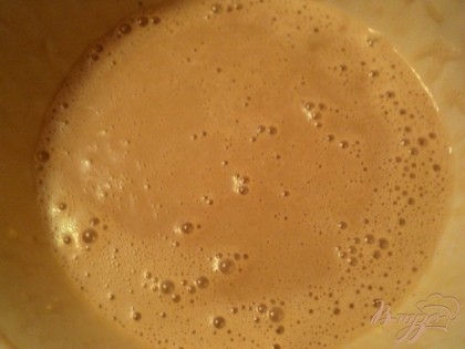 Остывший заварной крем взбить миксером, добавляя понемногу кофе с желатином ( если оно застыло, немного прогреть до состояния легкого желирования). Взбивать около 10мин пока вся масса не начнет густеть.