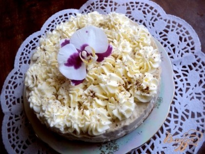 Готовый торт украсить взбитыми с сахарной пудрой сливками, чуть-чуть присыпать молотым кофе  и сверху по желанию украсить живыми цветами.