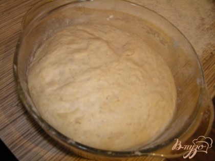 "Оживить" закваску, приготовить опару и тесто на основе рецепта http://vpuzo.com/vypechka/4026-pshenichnyy-hleb-na-hmelevoy-zakvaske.html только с добавлением горчичного масла.