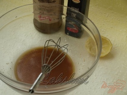 Баклажан нарезать полукружками,посолить и слегка обжарить на растительном масле.Приготовить заправку: смешать оливковое масло с мёдом,соевым соусом и лимонным соком.