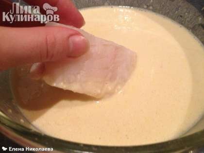 На сковороде разогрейте масло.   Каждый кусочек рыбы слегка отожмите от маринада. Окунаем рыбу в тесто и выкладываем на сковороду