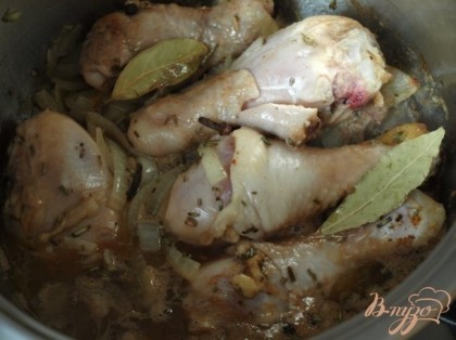 Мясо выложить в глубокую сковороду и обжарить вместе с луком на растительном масле, затем залить маринадом и довести до кипения.