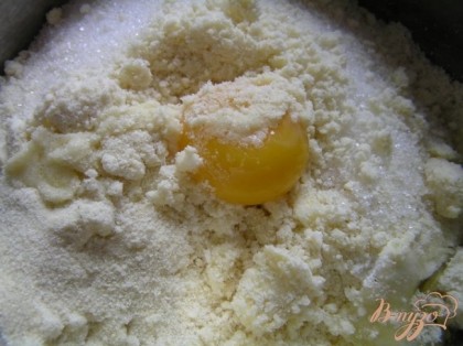 добавить сахарную пудру, манку, яйцо, разрыхлитель и ванильный сахар.
