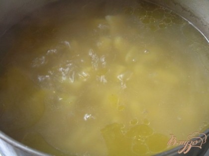 В кипящий бульон добавить нарезанный картофель, варить 10 минут.