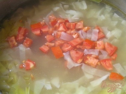 нарезанные помидоры (без кожицы), варить еще 5-7 минут.