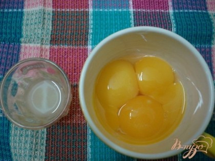 Соединить желтки, перец, лимонный сок и 1 столовую ложку воды.