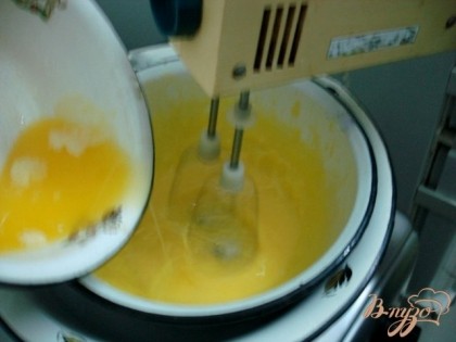 Тонкой струйкой, или по одной столовой ложке добавлять масло.Когда масса полностью соединится, посолить, снять с водяной бани и закрыть крышкой, для сохранения тепла.