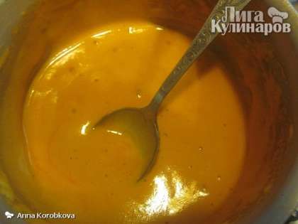 Готовим корж для торта. В небольшой кастрюльке на слабом огне растопить мёд с содой.  Постоянно помешивать, пока смесь не вспенится и не станет ярко золотистого цвета, примерно 2 минуты.