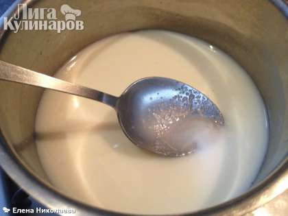 Сначала нам надо сварить молочный сироп для коржей.  Высыпаем сахарный песок в молоко, добавляем семена ванили и ставим на плиту. Натуральной ванили у меня нет, поэтому я просто заменила часть сахара на ванильный сахар