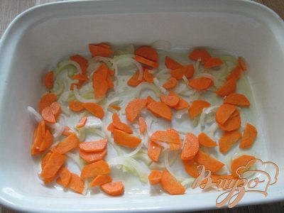 Лук и морковь нарезать.Форму для выпечки смазать растительным маслом, на дно выложить лук с морковью.