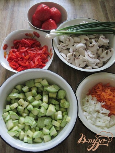 Все овощи хорошо вымыть. С перца и помидоров снять шкурки. Залить их кипятком, оставить на 10 мин., тогда шкурка хорошо снимется. Овощи нарезать. Грибы почистить, помыть и нарезать пластинами.