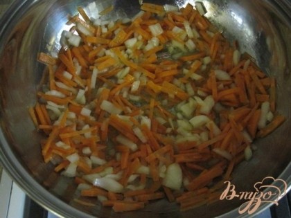Разогреть в сковороде масло положить лук и морковь, немного пассивировать на маленьком огне