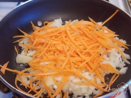 Затем морковь соломкой. Наливаем пару столовых ложек растительного масла. И начинаем тушить.