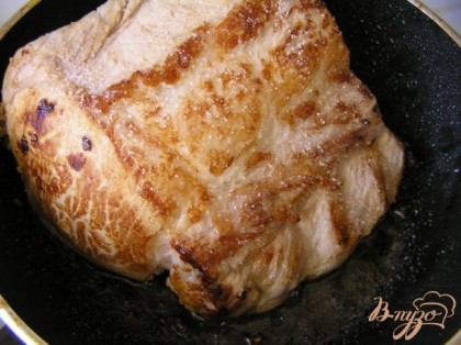 Затем обжарить свинину на минимальном количестве растительного масла со всех сторон до румяной корочки,