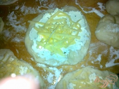 Половину лепешек смазать сыром альметте по всей поверхности и посыпать тертым сыром.
