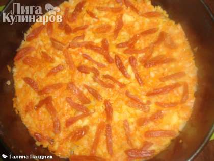 В форму для запекания (или для торта) выложить часть моркови с яблоками, сверху выложить курагу, затем залить половиной творожной массы.