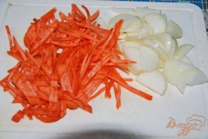 Тонкими полосками натираем морковь, полукольцами нарезаем лук.