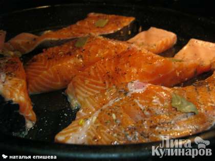 Выложить куски рыбы на смазанный противень, полить рыбу заправкой, запекать при температуре180С  15-20 минут