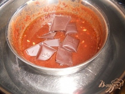 Черный шоколад,масло растопить на водянной бане и добавить туда же фундук измельченный.