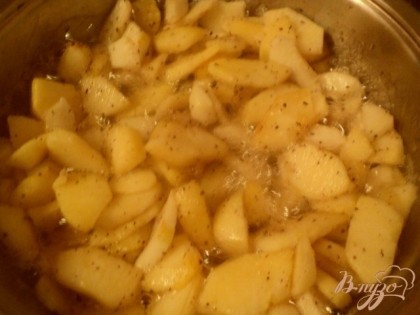 Выложить к сахару яблоки и тушить, помешивая, 7-8мин. В конце добавить корицу, перемешать и охладить.