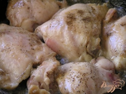 Курицу разделить на порционные части, посолить, поперчить, обжарить на смеси сливочного и оливкового масел, выложить в миску.
