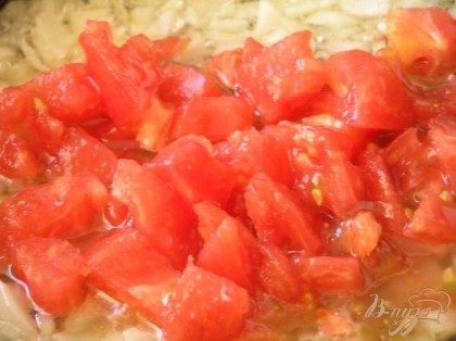 добавить нарезанные помидоры (без кожицы), готовить 5-7 минут,